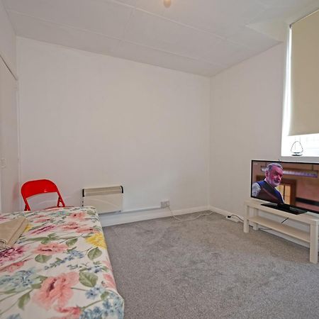 Flat In Clapham Budget Friendly Stay Лондон Екстериор снимка